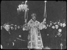 Митрополит Николай среди паствы, 1942 год. Фото из книги К. Михайлова «История одного взрыва».