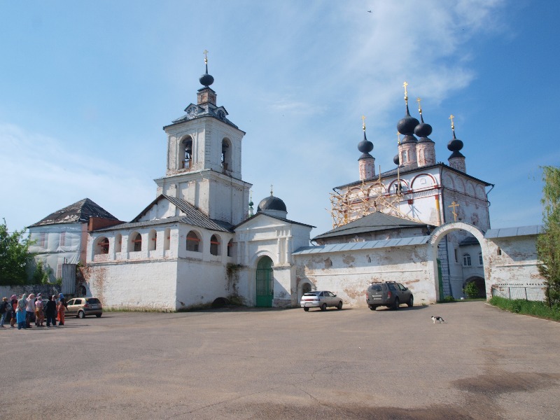 У входа в Свято-Троицкий Белопесоцкий монастырь города Ступино. Год основания 1498